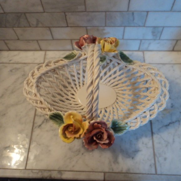 vintage porcelain Capodimonte flower basket ~ Italy~ large size - Picture 5 of 8